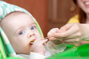 Read more about the article Como posicionar o bebê na cadeira de alimentação?