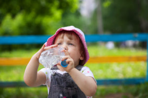 Read more about the article Dar água ao bebê: quando é o momento certo para começar?