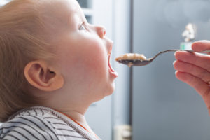 Read more about the article Como fazer a introdução alimentar do bebê com alergia?