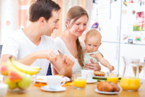 Read more about the article Qual é o papel da família na introdução alimentar?