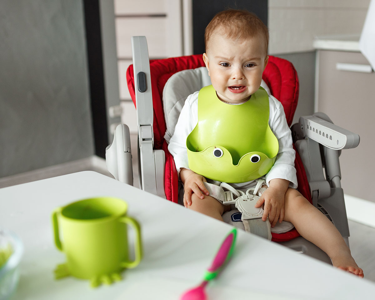 Read more about the article Se o bebê só quer mamar em vez de comer, o que fazer?