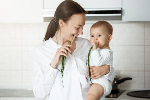 Read more about the article Introdução alimentar e janela imunológica: como alimentar o bebê?